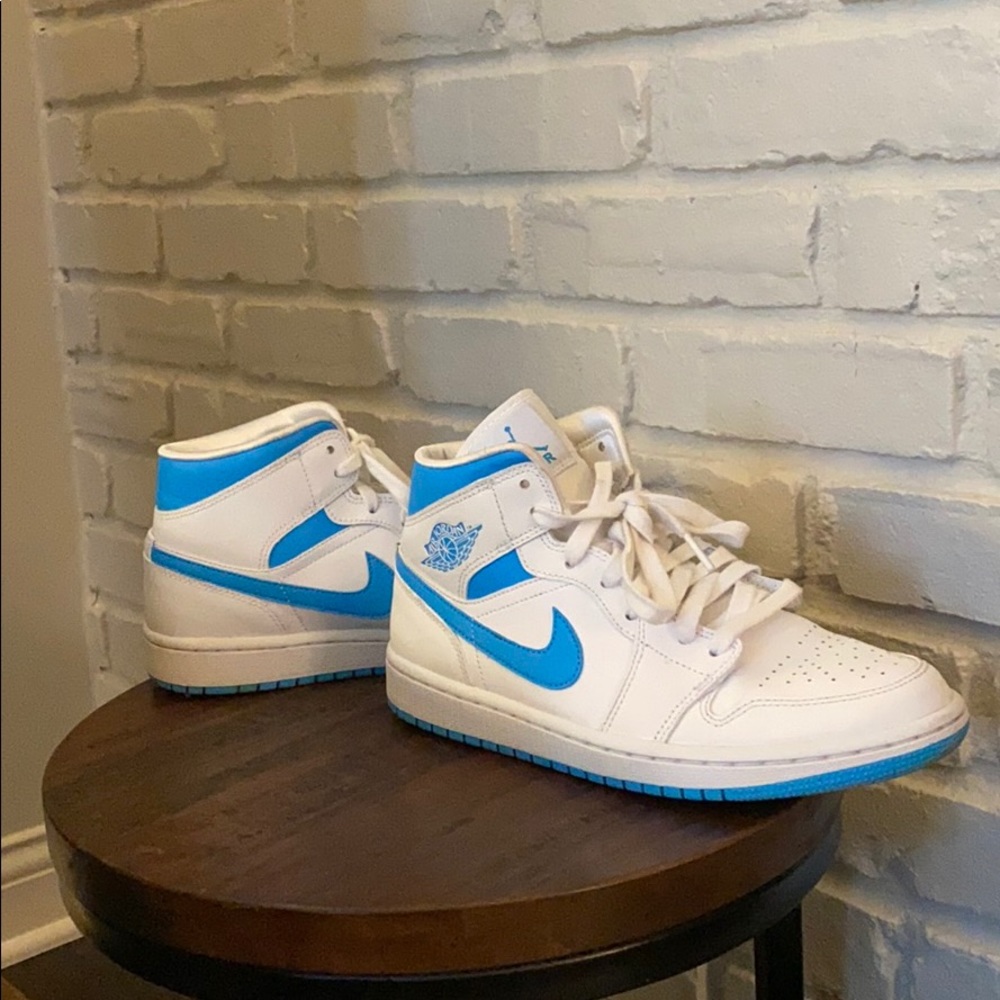 Air Jordan women’s mid UNC 8.5